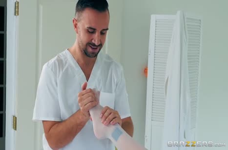 Эта дамочка пришла на прием явно не размять спинку