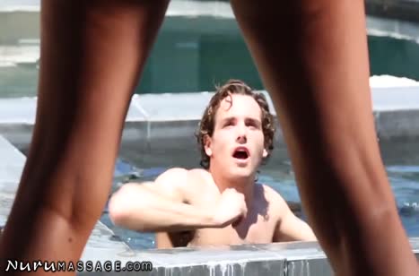 Мамочка с большими дойками раскрутила парня на секс массаж