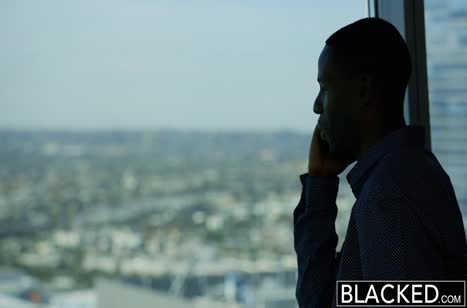 Темнокожий пациент приглянулся похотливой белой массажистке