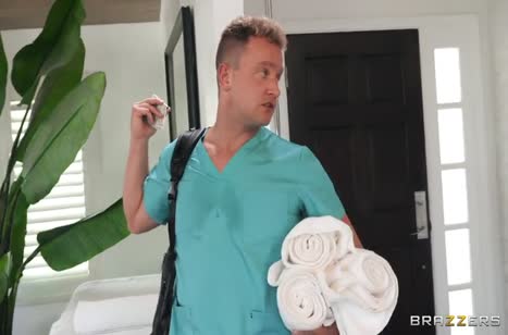 Массажист не удержался перед сиськами пациентки