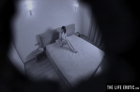 Худенькая брюнетка засветилась в отеле с мастурбацией