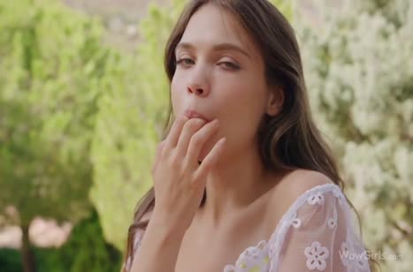 Помастурбировать на свежем воздухе очень эротичное занятие