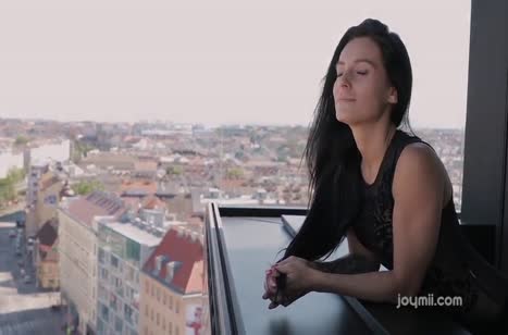 Аппетитная брюнетка классно разогревается с мужиком