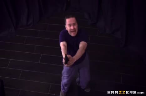 Пошлая блондинка поймала вора и заставила трахаться