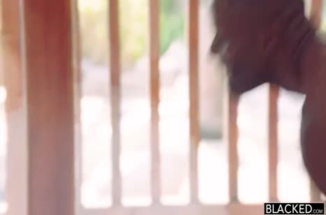 Рыженькая Кэти Кисс примерилась к большому члену негра