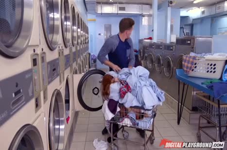 Чувак спас девушку от злого парня и она его отблагодарила