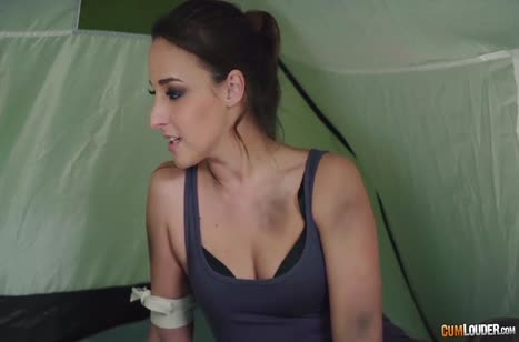 Чика угрожает мужику пистолетом и лезет в штаны