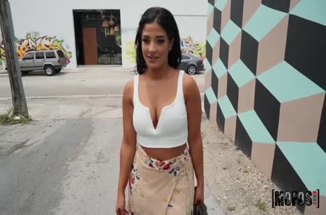 За бабки латиночка готова поснимать любительский трах