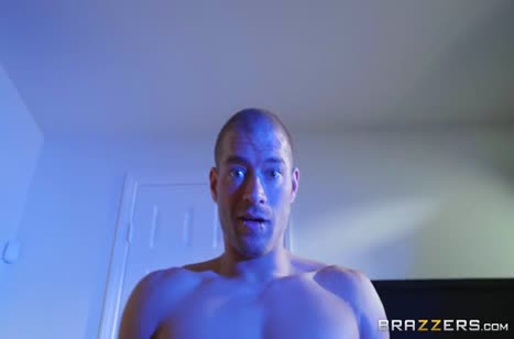 Мамочке Lena Paul крепко присунули кукан в анальчик