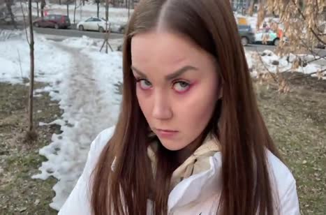 Русская шлюшка быстро согласилась сделать минет парню