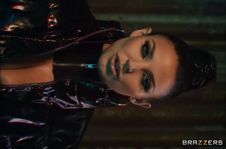 Angela White одела секс наряд и отсосала целой толпе мужиков