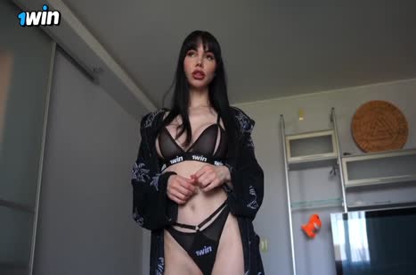 Брюнетка светит буферами и с удовольствием сосет от первого лица