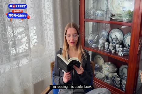 Русская телка классно заводит парня минетом