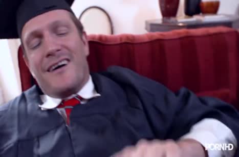 Похотливая студентка по полной оторвалась на выпускной