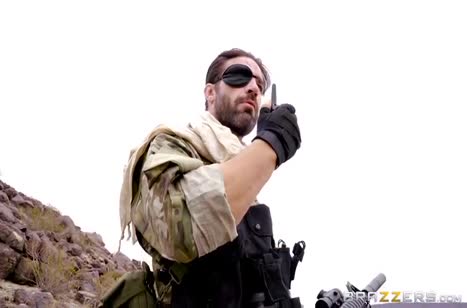 Наемница устроила порно с военным посреди пустыни