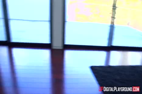 Симпатичная студентка изнывает от большого хера