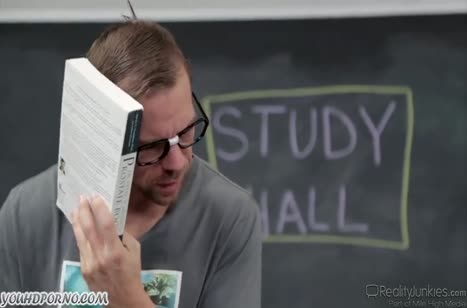 Развратная студентка хочет трахаться прямо на занятии