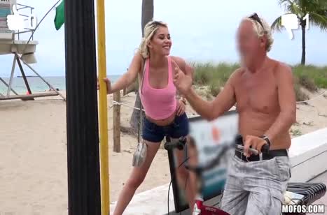 Шлюшка Marsha May ходит по улице и ищет любовника