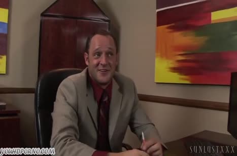 Молодая сотрудница нашла способ выслужиться перед боссом