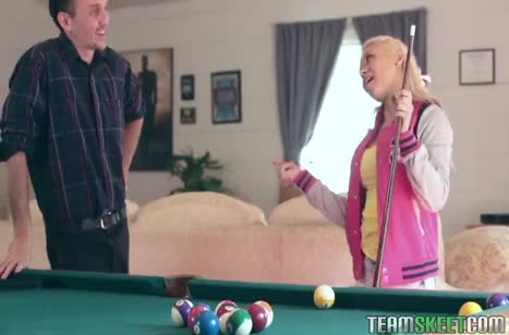 Marsha May проиграла парню свою киску в бильярд