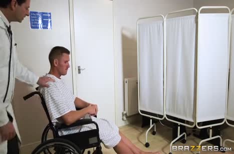 Красивая Darcia Lee круто обсасывает здоровый член