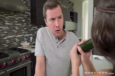 Молодая гостья Riley Reid рада попробовать развратный секс