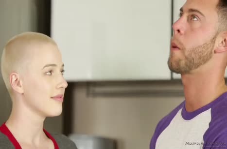 Молодую сучку страстно трахают в ванной