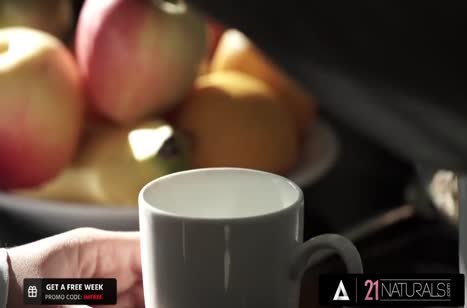 Молодая Eyla Moore кайфует от красивого соития с ухахером