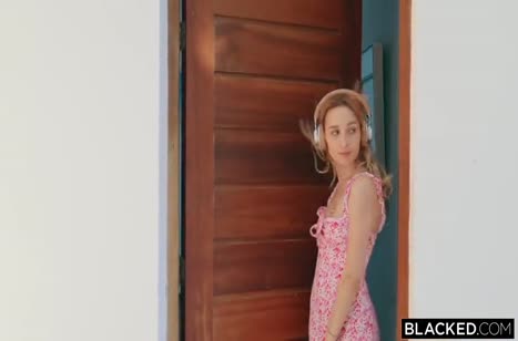 Молодая худышка Kelly Collins мастерски соблазнила негра