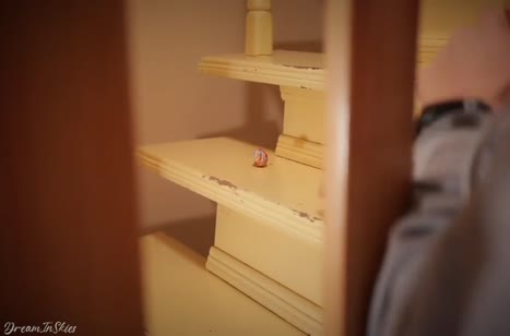 Девушка застряла в лестнице и чел сразу пристроил ей хер