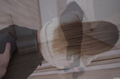 Стройная блондиночка с удовольствием встала раком