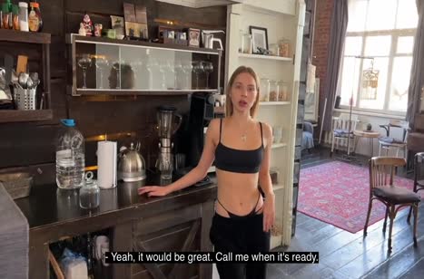 Молодая деваха показала попку и дала раком