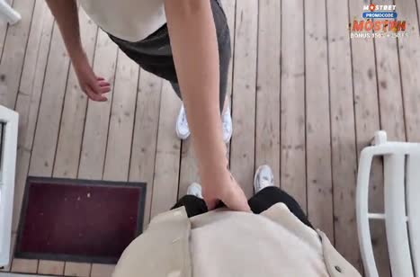 Бабенка пришла в гости и с порога показала сиськи