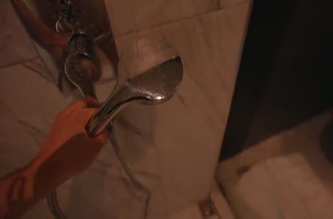 Такой соблазнительный прикид соседки не давал челу покоя