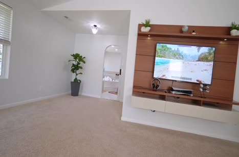 Парниша заглянул к сисястой девочке в ванную и чпокнул