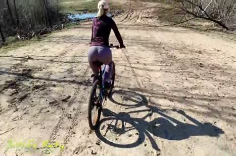Не мог отвести взгляд от попки велосипедистки в лосинах