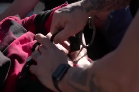 Полицейский задержал двух девок и отодрал на улице