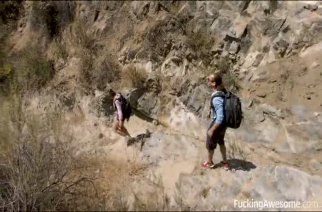 Cleo Vixen хочет трахаться даже в походе