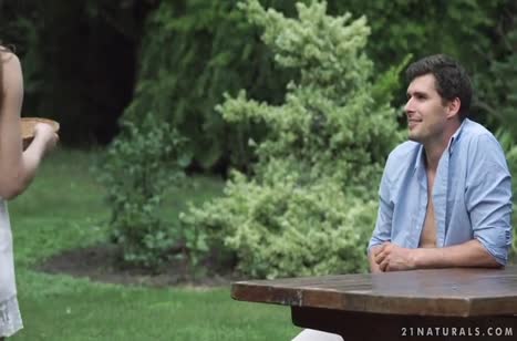 Секс в попку на свежем воздухе самое оно