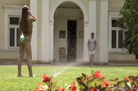 Симпатичная Вероника Кларк нагуляла себе любовника