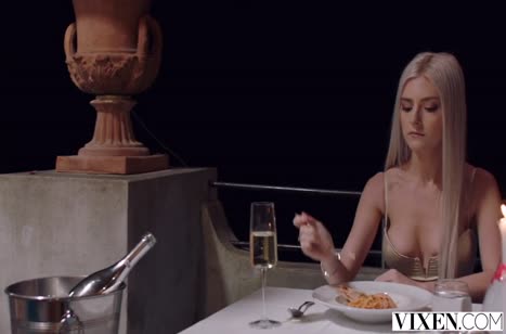 Милая блондинка Eva Elfie любит красивый секс под открытым небом