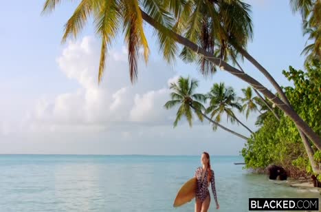 Рыженькая Little Dragon шпилится с африканцем на берегу моря