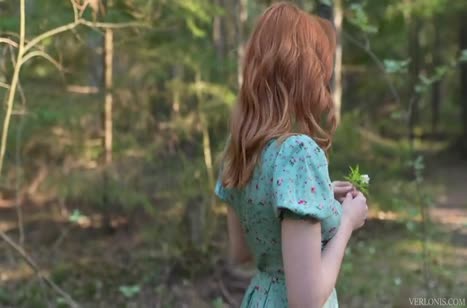 Рыженькая подруга завела паренька в тихое место