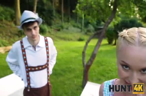 Vera Jarw изменяет мужу с соседом прямо во дворе дома