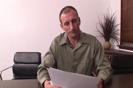 Брюнеточки в чулках развращают офис после трудового дня