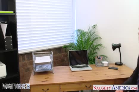 Ради повышения блондинка откровенно светит бюстом перед боссом