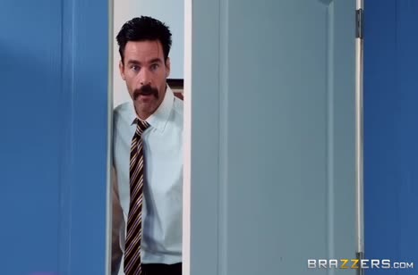 Секретарша в чулочках красиво ублажает босса