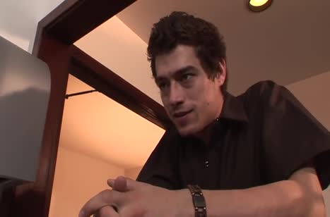 Обаятельный коллега залез к девушке в трусики