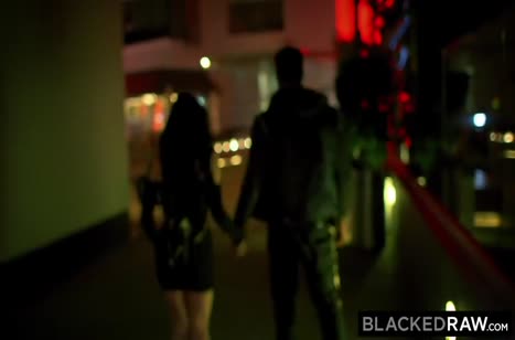 Marley Brinx снимает на любительскую камеру межрассовый секс