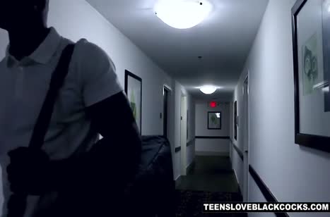 Темнокожий здоровяк порадовал блондинку секс массажем